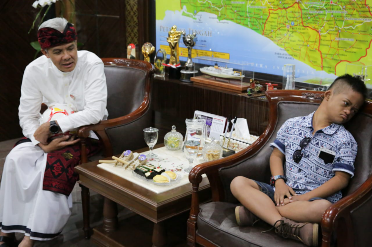 Gubernur Jawa Tengah Ganjar Pranowo saat bersama Dimas Adi Saputra. (Foto: Humas/Jawa Tengah)