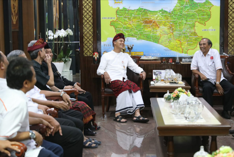 Gubernur Ganjar Pranowo bersama Dewan Pengurus Daerah Real Estate Indonesia (DPD REI) Jawa Tengah. (Foto: Humas/Jawa Tengah)