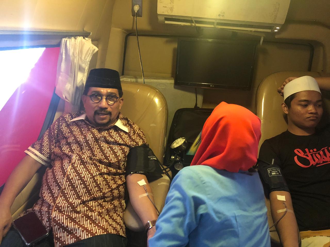 Bakal calon Walikota Surabaya Machfud Arifin saat mengikuti donor darah DMI-PMI. (Foto: Azhari/Ngopibareng.id)