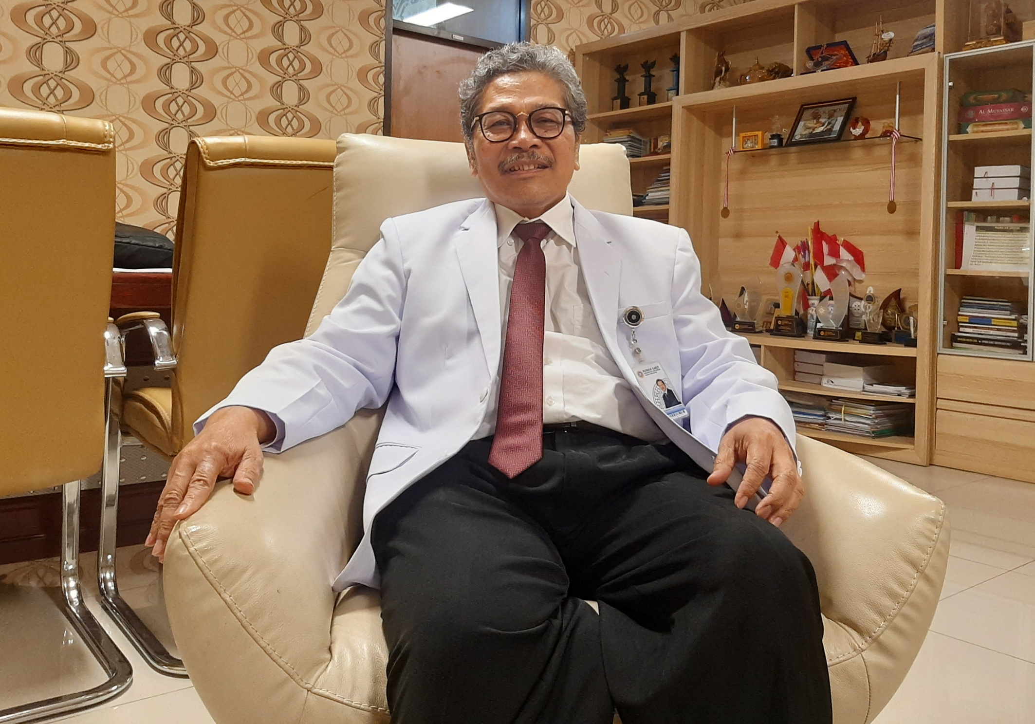 Prof. Dr.Nasronudin,dr.,Sp.PD.K-PTI,FINASIM dokter spesialis penyakit dalam saat ditemui di ruangannya. (Foto:Pita Sari/Ngopibareng.id)