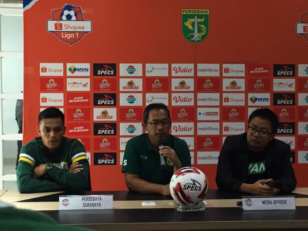 Pelatih Persebaya Aji Santoso (tengah) saat konferensi pers. (Foto: Ni'am Kurniawan/Ngopibareng.id)