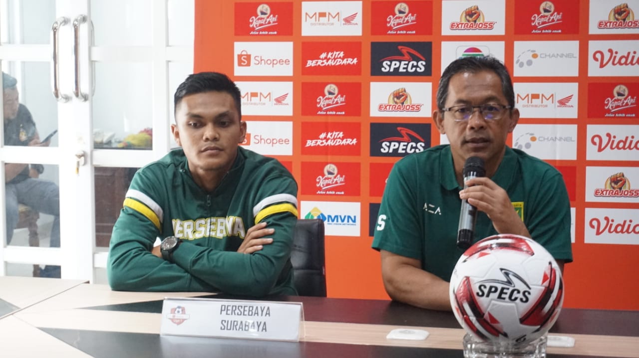 Pelatih Persebaya, Aji Santoso bersama pemain Rachmat Irianto dalam konferensi pers jelang Liga 1 2020, Jumat 28 Februari 2020. 