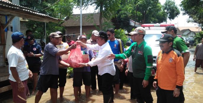 Wabup Pasuruan bagikan bantuan kepada korban banjir di 5 kecamatan. (Foto: Humas)