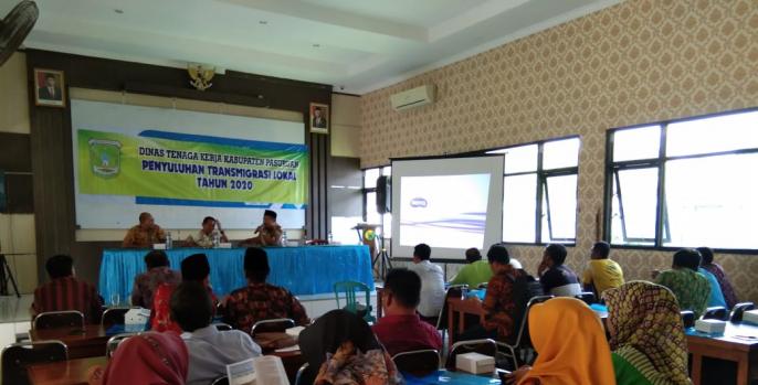 Penyuluhan Disnakertrans Kabupaten Pasuruan kepada para calon transmigran. (Foto: Dok Humas)
