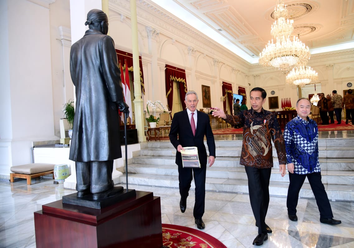 Presiden Joko Widodo (Jokowi) bersama mantan PM Inggris Tony Blair, membahas relokasi Ibu Kota Indonesia baru. (Foto: BPMI Setpres)