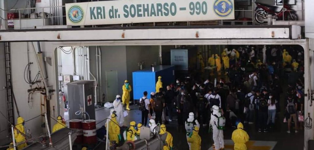 Detik-detik KRI dr Soeharso-990 mengevakuasi 188 ABK World Dream. (Foto: Kemkes)