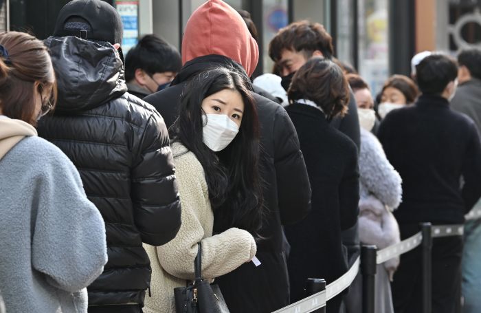 Warga Korea Selatan sedang antrian membeli masker. (Foto: AFP)