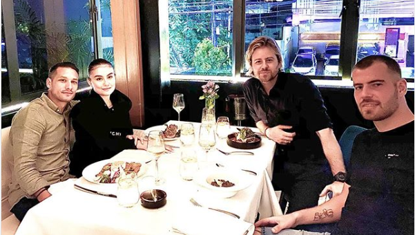 Agnez Mo saat makan malam bersama Raphael Maitimo dan kawan-kawan. (Foto: Instagram)