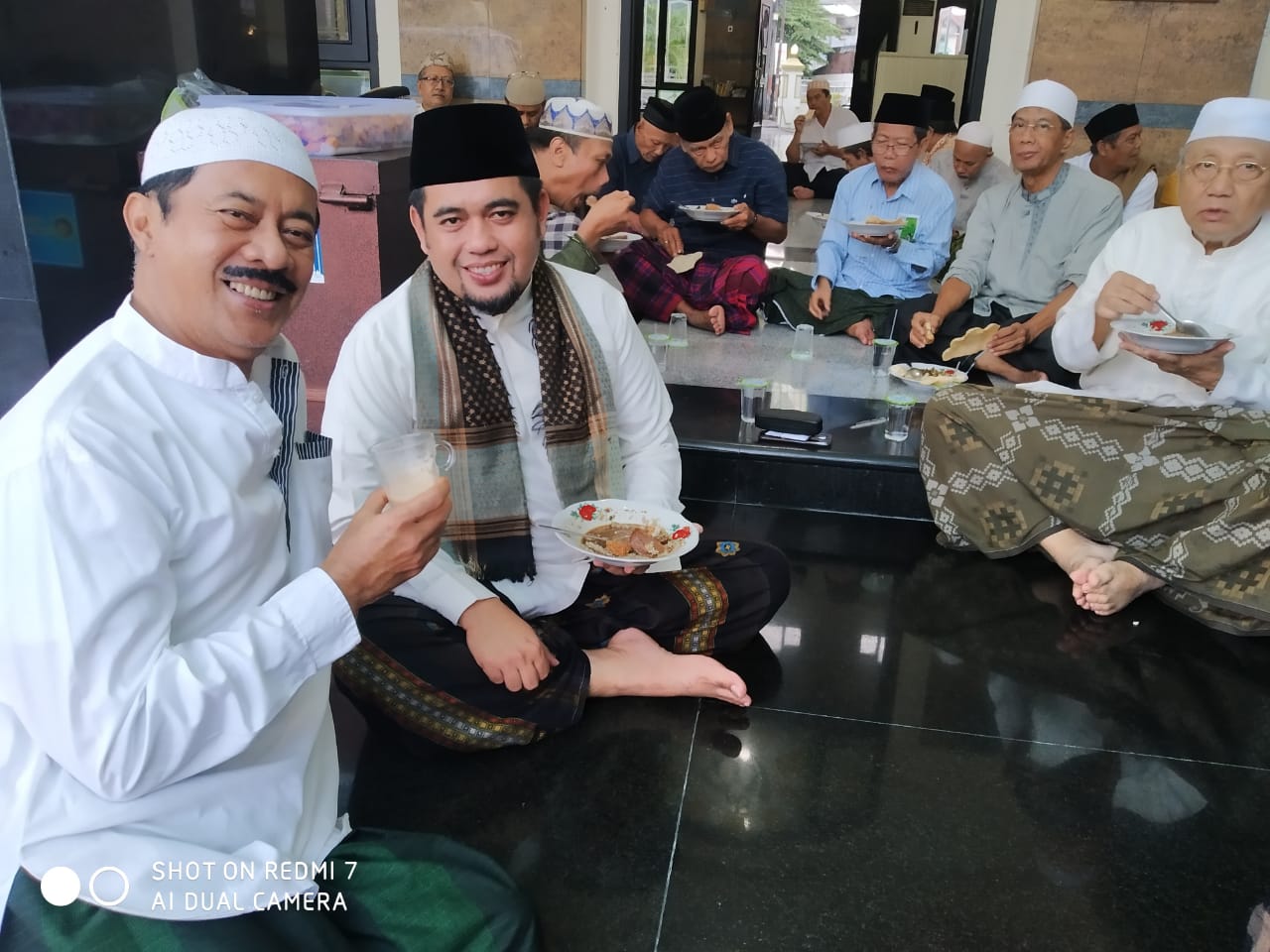 RB Fattah Jasin dan Ustadz Ahmad Muzakki bersama jamaah Masjid Nurul Iman Margorejo Surabaya. (Foto: Yass for Ngopibareng.id)