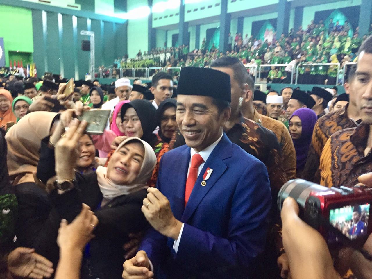 Jokowi tengah berfoto bersama dengan peserta acara. (Foto: Istimewa)