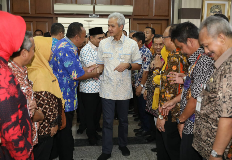 Gubernur Jawa Tengah Ganjar Pranowo bersama para kepala sekolah. (Foto: Humas/Jawa Tengah)
