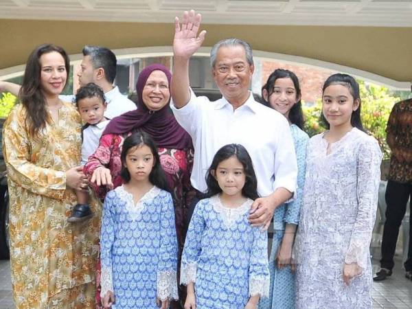 Perdana Menteri Malaysia Muhyiddi Yassin bersama keluarganya. (Foto: Mothership)