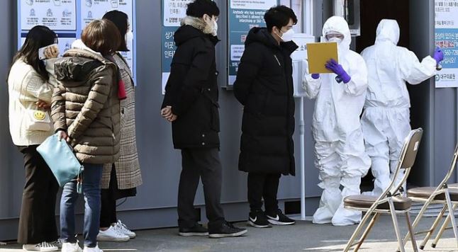 Tim medis melakukan pemeriksaan antisipasi penyebaran virus corona. (Foto: AFP)