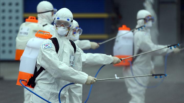 Petugas kesehatan Korea Selatan melakukan penyemprotan untuk menghentikan penyebaran virus corona. (Foto: AFP)