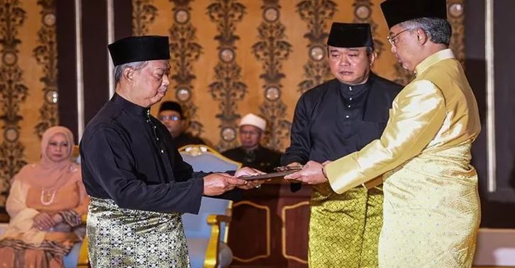 Muhyiddin Yassin mengambil sumpah sebagai Perdana Menteri Malaysia (PM) baru, Minggu 1 Maret 2020. (Foto: BERNAMA)