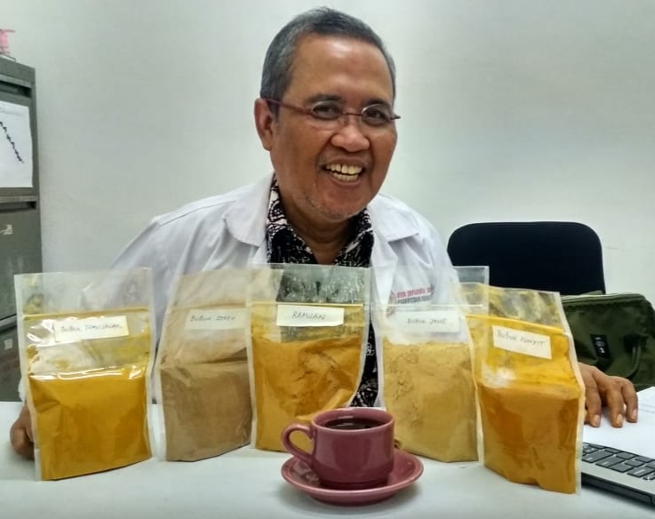 Guru besar Biologi Molekular Universitas Airlangga (Unair), Prof.Dr.C.A.Nidom telah mengungkapkan penemuannya tentang empon-empon untuk antisipasi virus corona. (Foto:istimewa)