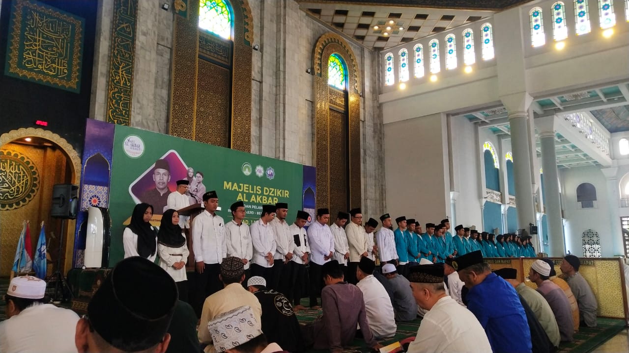 Kaum muda aktivis Masjid Al-Akbar Surabaya dalam kegiatan dakwah. (Foto: Istimewa)