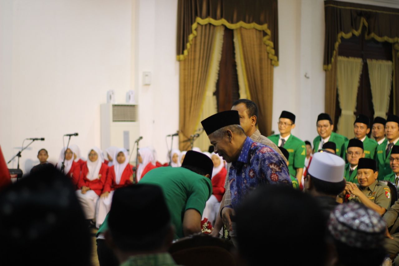 Segenap aktivis GP Ansor Jawa Timur bersama KH Marzuki Mustamar di Grahadi Surabaya. (Foto: Istimewa)
