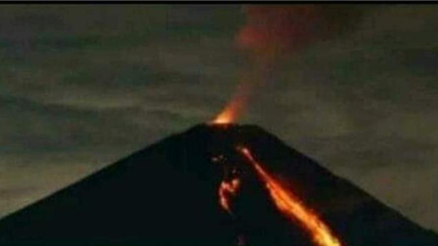 Gunung Semeru yang mengeluarkan lava pijar (Foto: Facebook Komunitas Peduli Malang)