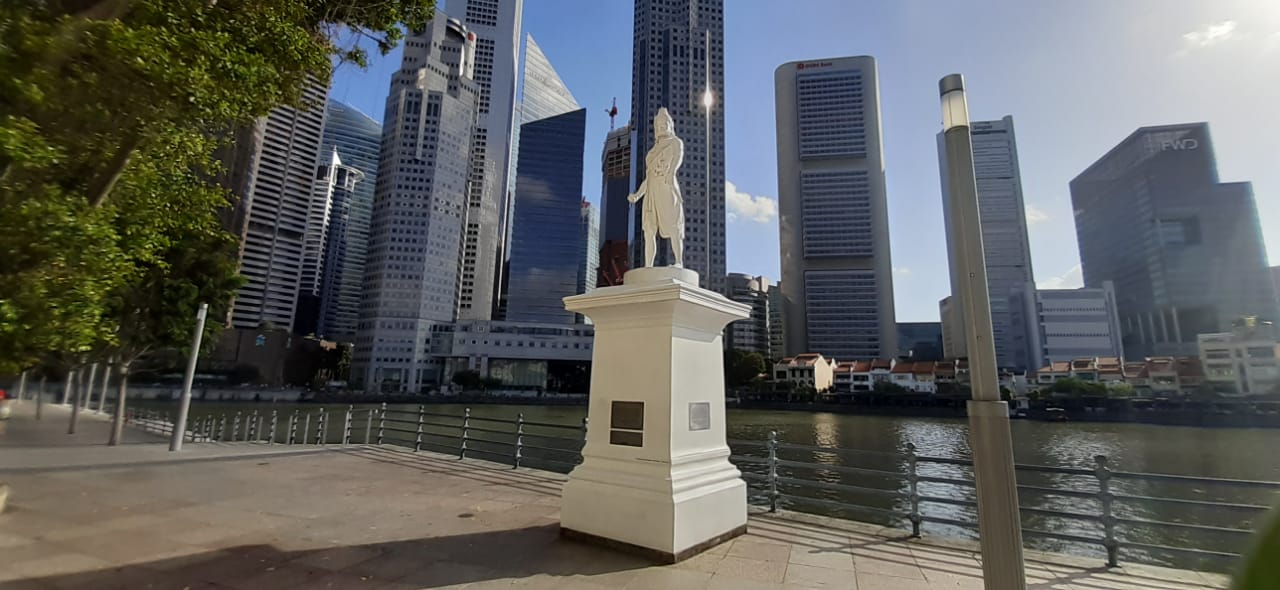 Patung Sang Nila Utama yang berada di bibir sungai Singapura. (Foto: Alief/Ngopibareng.id)
