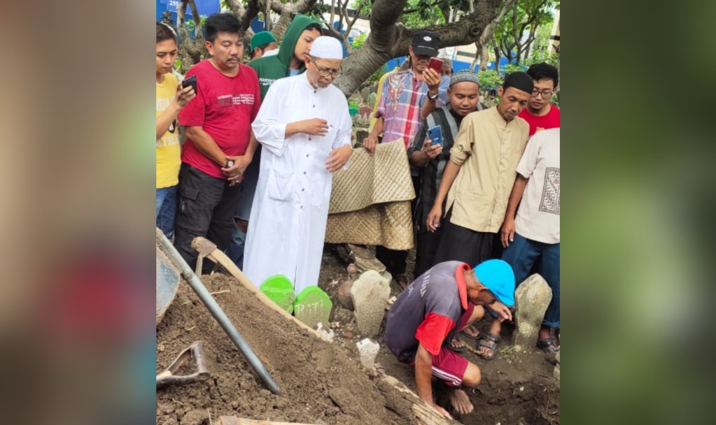 Prof. Dr. Moh. Ali Aziz, M.Ag saat di Pemakaman Islam Siwalankerto Surabaya. (Foto: istimewa)