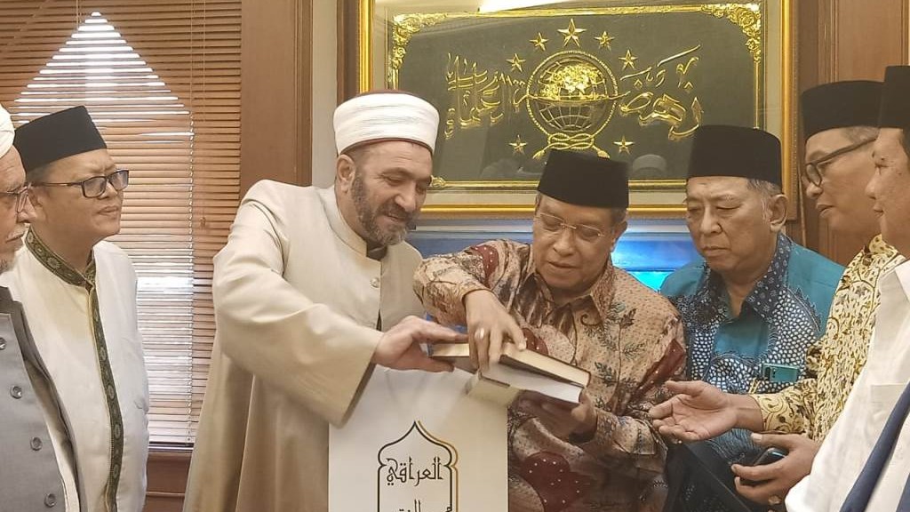 Ketua Umum PBNU KH Said Aqil Siroj bersama ulama Majma Fiqih Iraq, Husein As-Samarai di Kantor PBNU Jakarta. (Foto: NU for Ngopibareng.id)