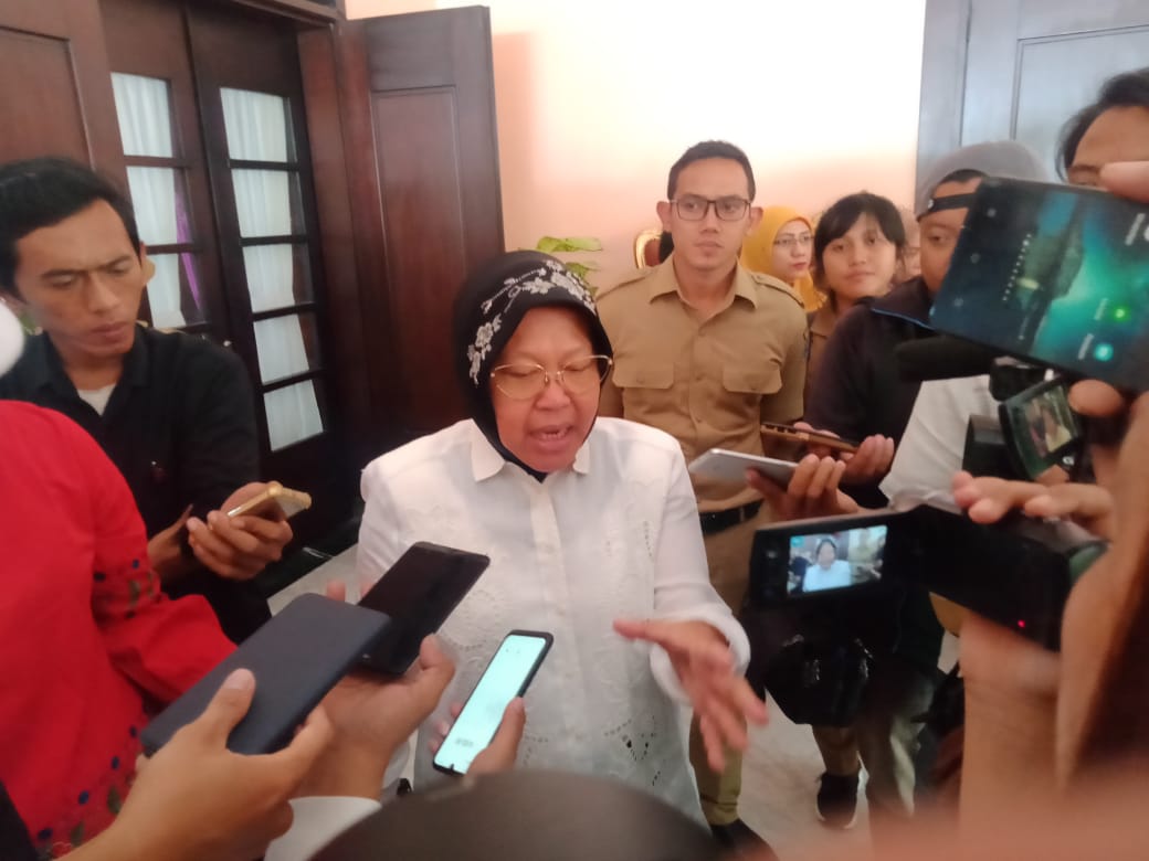 Wali Kota Surabaya Tri Rismaharini saat berbincang dengan awak media. (Foto: Alief Sambogo/ngopibareng.id)