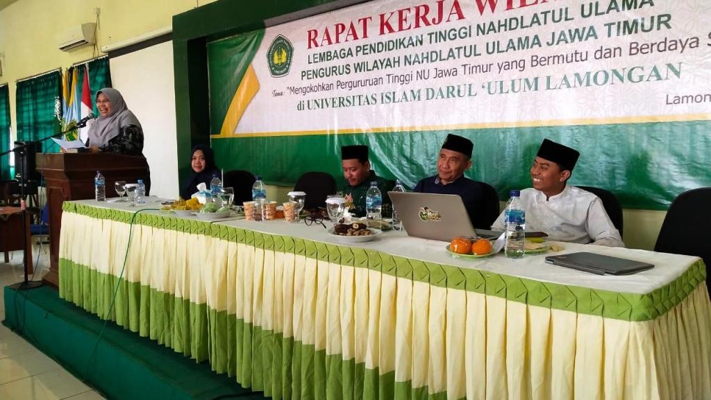 Rektor Universitas Islam Darul Ulum (Unisda) Lamongan, Ainul Masruroh, saat menyampaikan sambutan. (Foto: Istimewa)