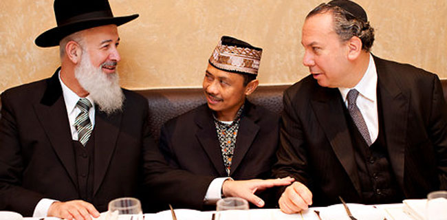 Imam Shamsi Ali, Presiden Nusantara Foundation bersama koleganya di AS. (Foto: Istimewa)