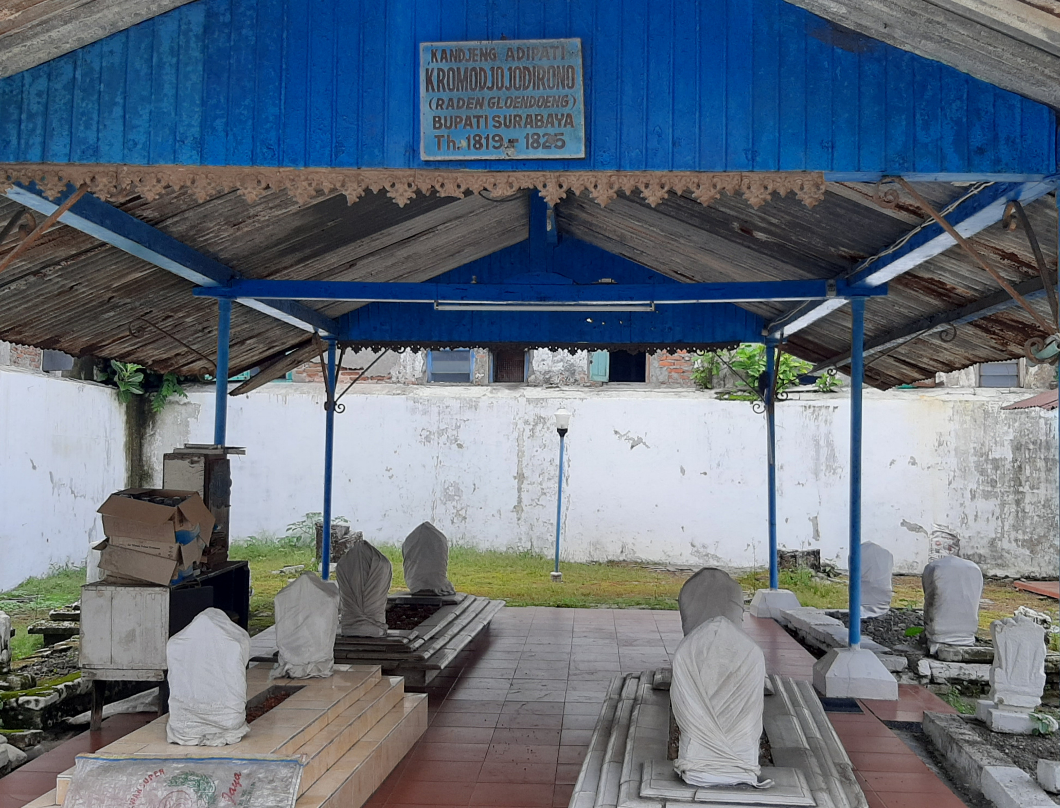 Makam Bupati pertama di Surabaya di pesarean Kromodjajan Konomam. (Foto: Pita Sari/Ngopibareng.id)