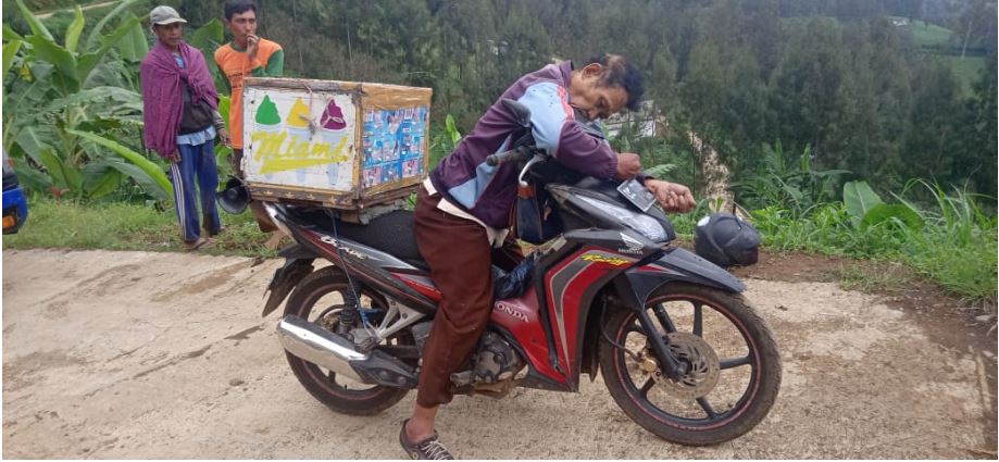 Misyanto, 66 tahun, penjual es keliling meninggal di atas sepeda motornya di Kecamatan Sumber, Kabupaten Probolinggo. (Foto: Istimewa)
