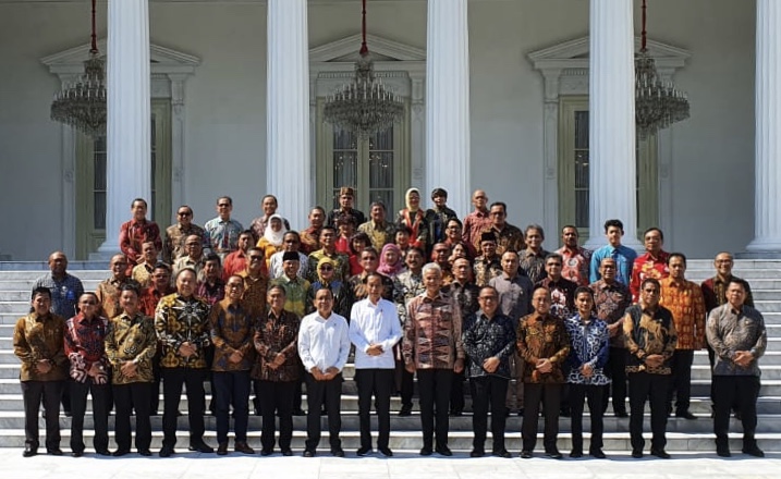 PP Kagama dan Pengda Kagama se Indonesia foro bersama Presiden Jokowi di halaman Istana Negara. (Foto Istimewa)