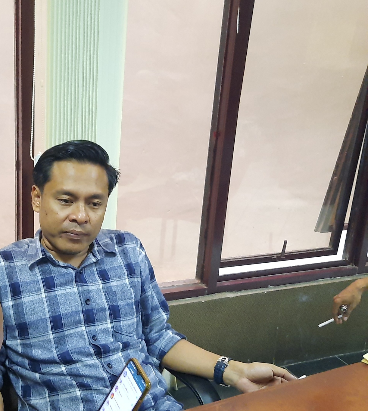Arif Fathoni saat berbincang di DPRD Kota Surabaya. (Foto: Alief Sambogo/Ngopibareng.id)