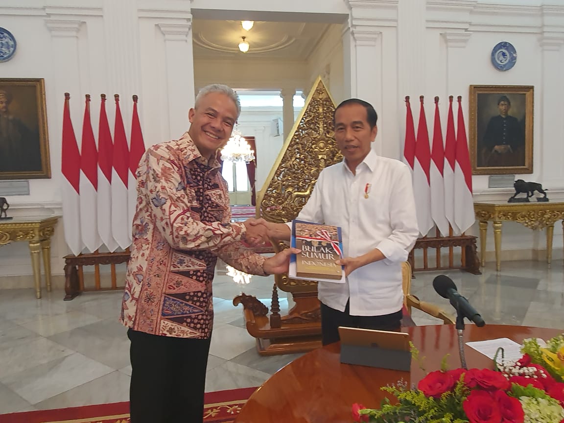 Ketua Umum KAGAMA, Ganjar Pranowo menyerahkan buku 