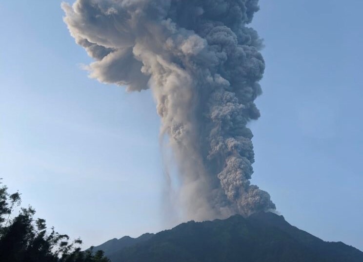 Gunung Merap terjadi erupsi lagi, Selasa, 3 Maret 2020 pukul 05.22 WIB. (Foto: Istimewa)