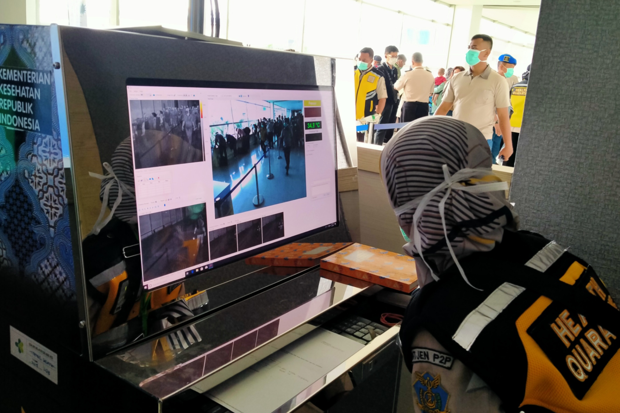 Petugas KKP mengawasi alat thermal scanner yang digunakan untuk mengecek suhu tubuh penumpang di Terminal Kedatangan T2 Bandara Internasional Juanda, Sidoarjo, Selasa 3  Maret 2020. (Foto: Fariz Yarbo/Ngopibareng.id)