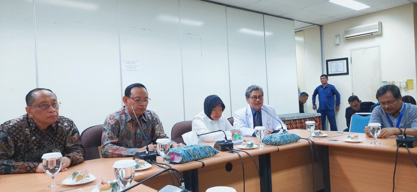 Wali Kota Surabaya Tri Rismaharini saat berkunjung ke Tropical Disease Center Unair. (Foto: Alief Sambogo/Ngopibareng.id)