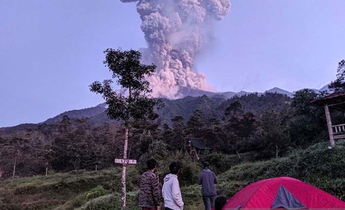 Erupsi Gunung Merapi di Jawa Tengah hari ini, membuat Bandara Adi Sumarmo Yogyakarta ditutup sementara. (Foto:Antara) 