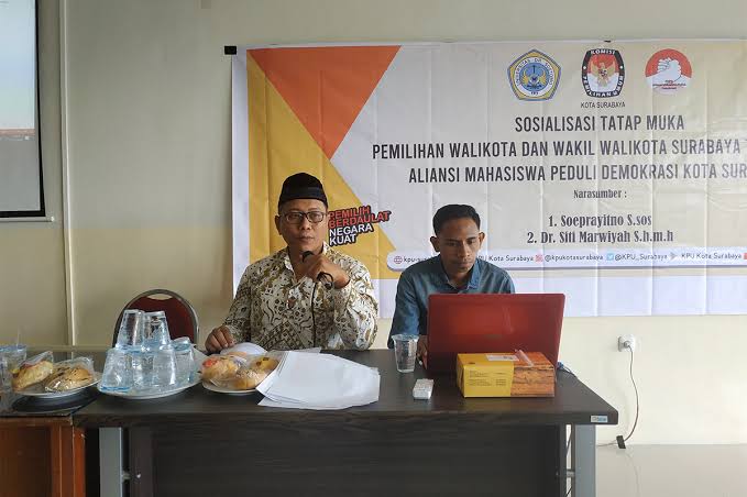 Divisi Hukum dan Pengawasan Kota Surabaya, Soeprayitno (peci hitam) dari Divisi Hukum dan Pengawasan KPU Surabaya. (Foto: Istimewa)