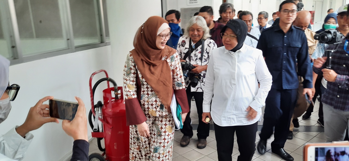 Wali Kota Surabaya saat berkunjung ke Tropical Disease Center Unair. (Foto: Alief Sambogo/Ngopibareng.id)