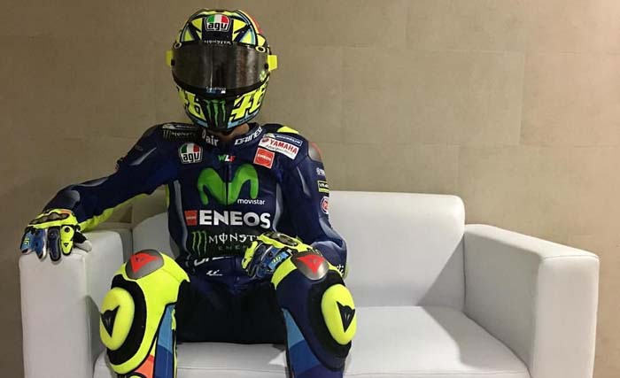 Valentino Rossi menunggu. (Foto:Pinterest)