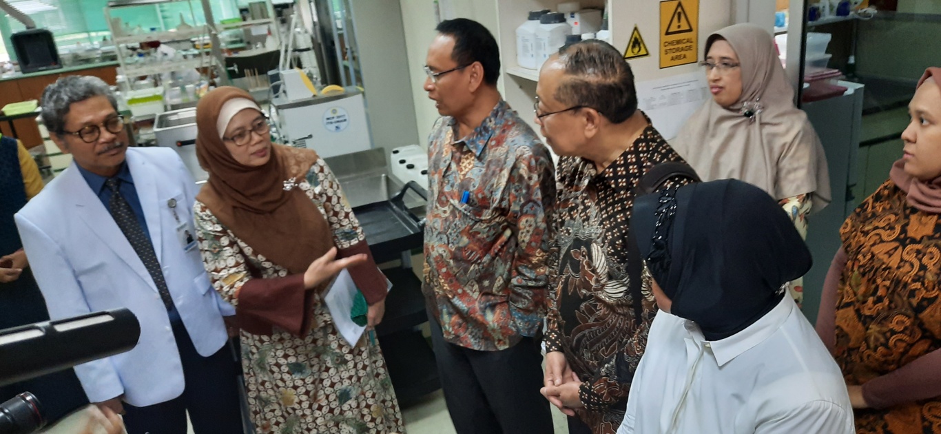 Walikota Surabaya saat berkunjung ke Tropical Disease Center Unair. (Foto: Alief Sambogo/Ngopibareng.id)