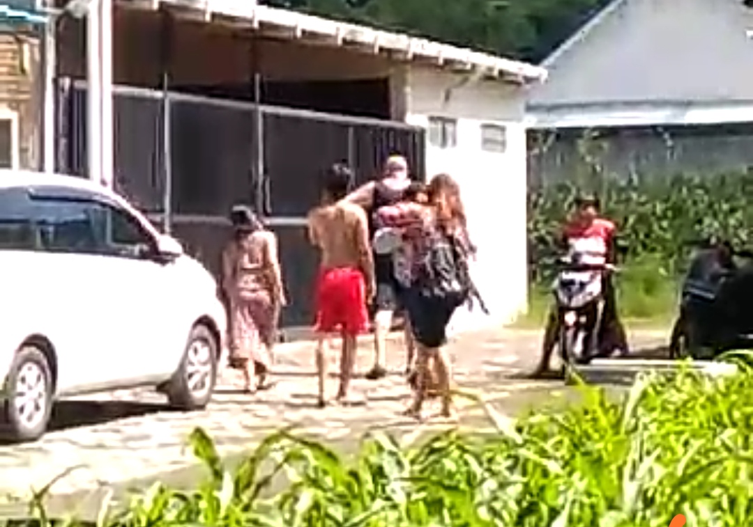 Tangkapan layar video dugaan penganiayaan bule Australia pada mantan istrinya. (Foto: Tangkapan Layar) 