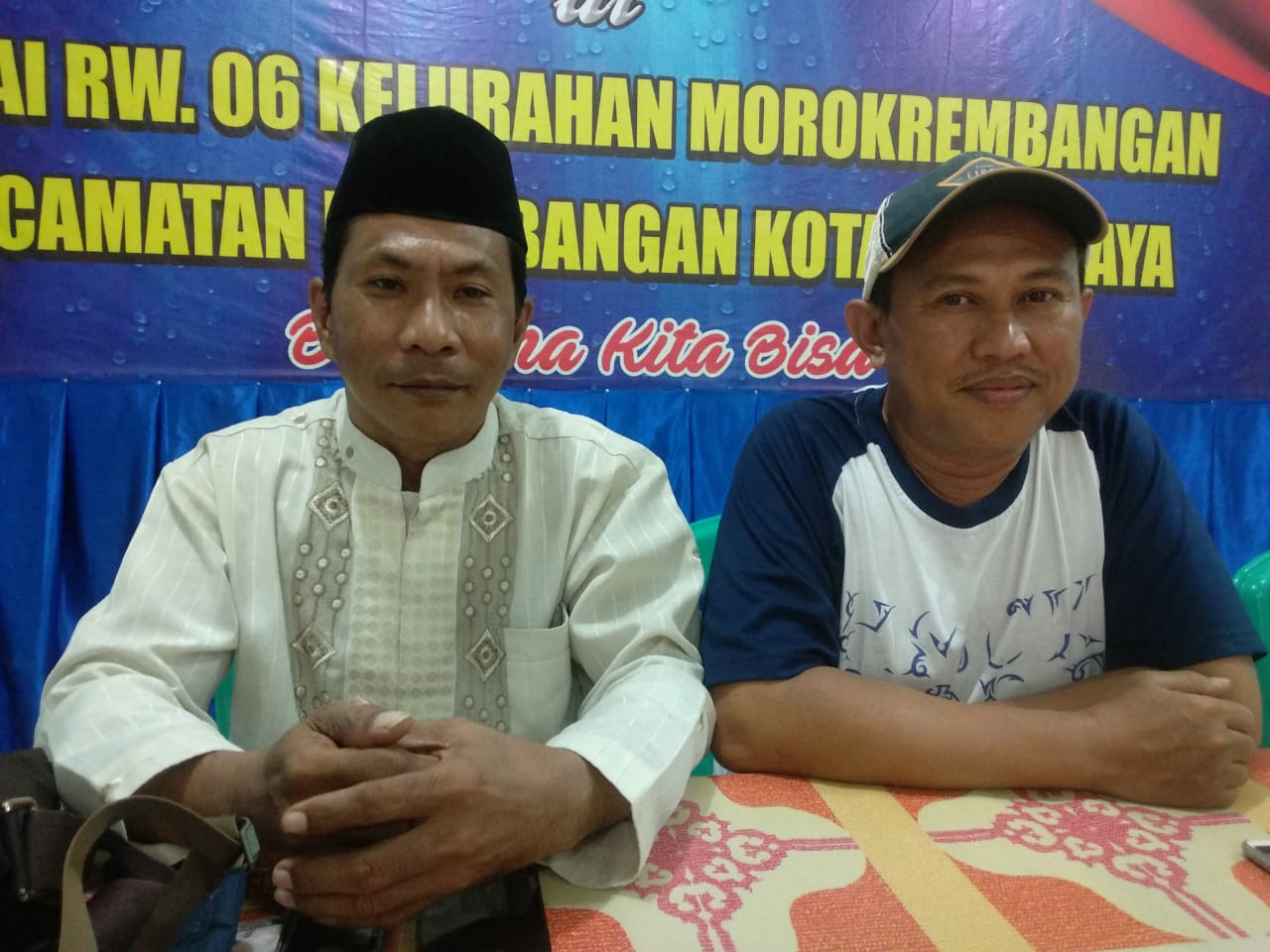 Syafi'i (kiri) dan Tukul (kanan) saat ditemui di Jalan Tambak Asri 133 Surabaya (Foto: Rizqi Mutqiyyah/Ngopibareng.id)