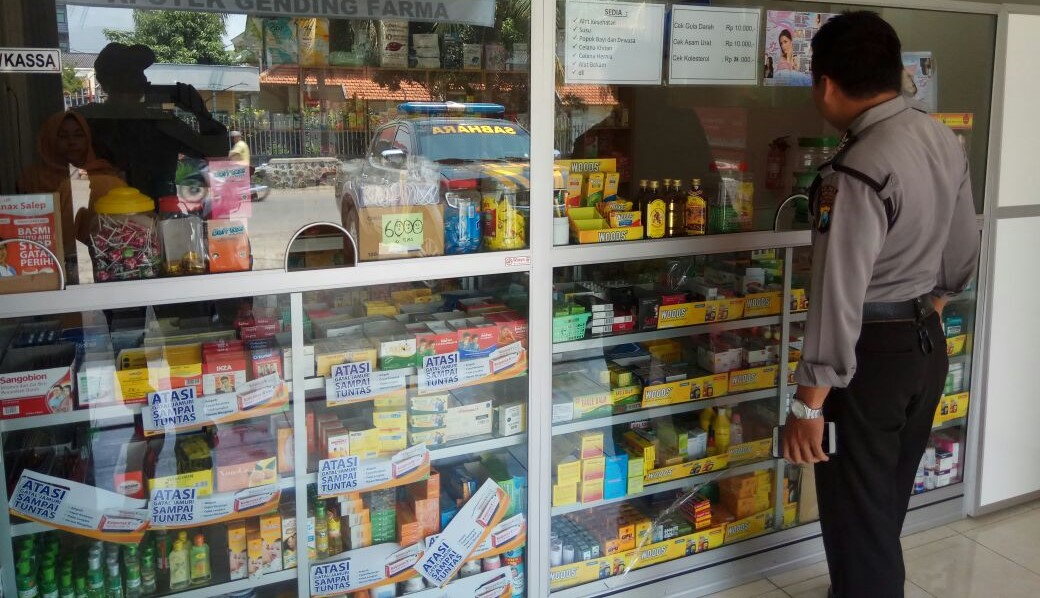 Salah satu apotek di Probolinggo yang menjual masker dan hand sanitizer. (Foto: Ikhsan Mahmudi/Ngopibareng.id)