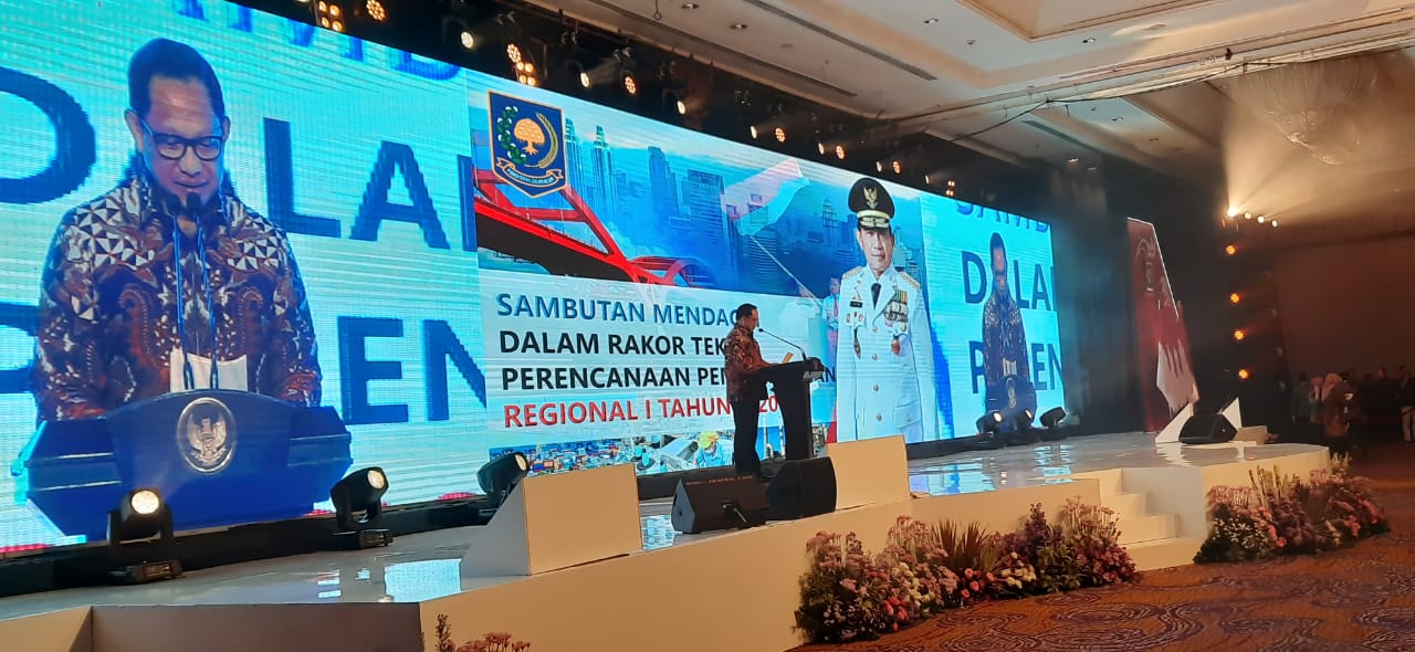 Menteri Dalam Negeri saat memberikan sambutan dalam Rapat Koordinasi Teknis Perencanaan Pembangunan Regional 1 tahun 2020 di Surabaya. (Foto: Alief Sambogo/Ngopibareng.id)