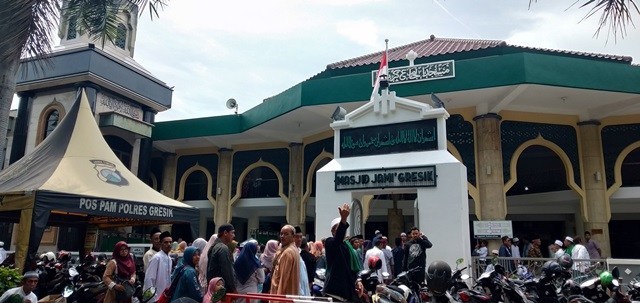 Suasana depan Masjid Jami' Gresik. (Foto: Istimewa)