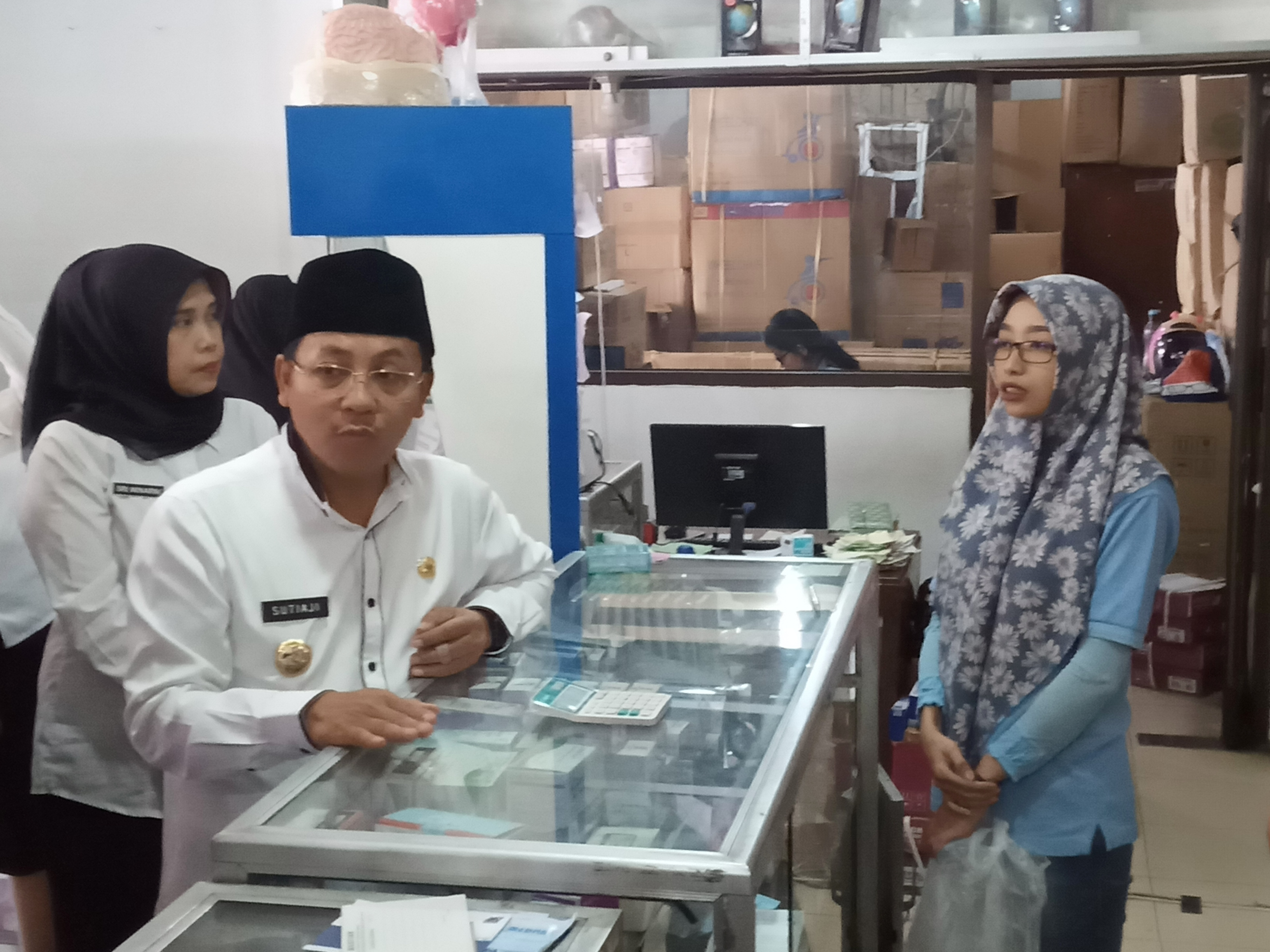Wali Kota Malang, Sutiaji saat melakukan sidak di Medilab, salah satu distributor alat kesehatan di Kota Malang (Foto: Lalu Theo/ngopibareng.id)
