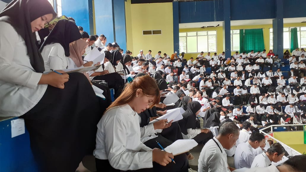 Ribuan calon anggota PPS menjalani tes tulis di GOR Tawang Alun Banyuwangi (foto: Muh. Hujaini/Ngopibareng.id)