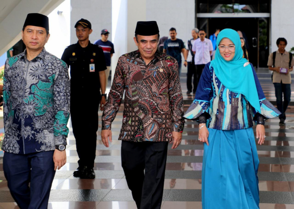 Menteri Agama Fachrul Razi bersama Rektor Universitas Hasanuddin Dwia Aries Tina Pulubuhu. (Foto: Istimewa) 